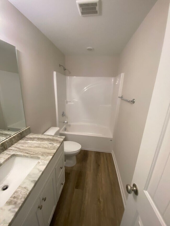Building Photo - 5 bedroom, 3 bath home in Savannah,Ga for ...