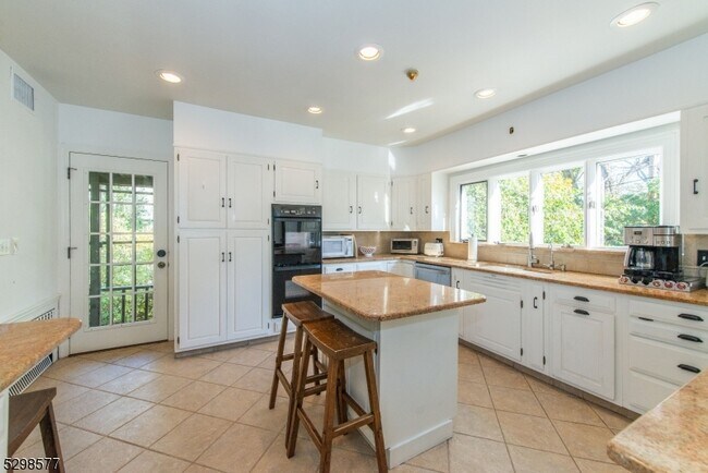 Building Photo - 3 Greenview Way
