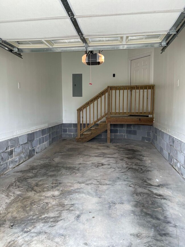 Building Photo - 114 N Maple St