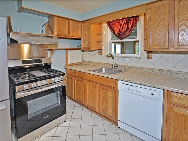 Building Photo - 709 Norwich Ave