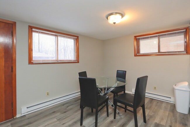 Building Photo - 322 Maple Dr