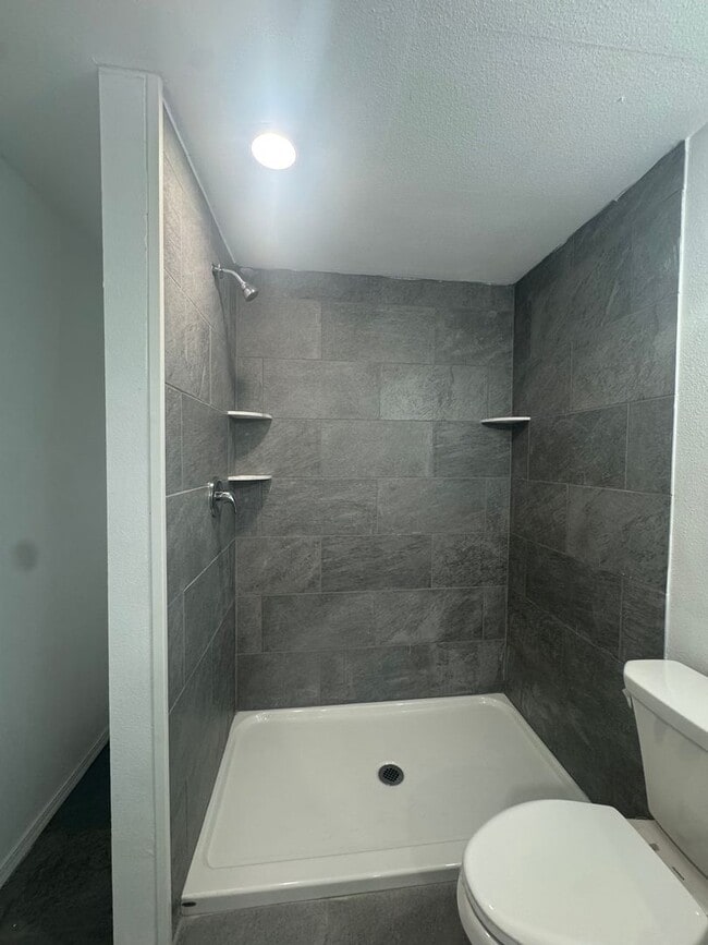 Building Photo - Lovely In-Town Shelton Home!