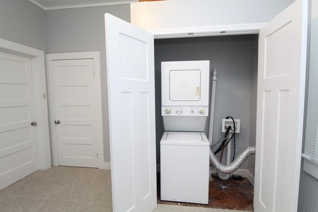 Building Photo - 618 N B St