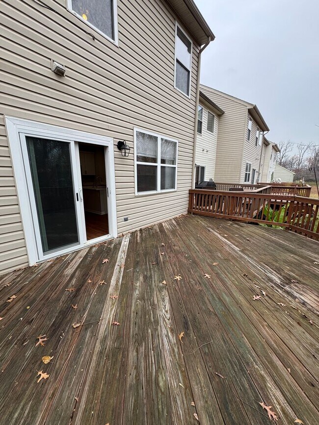 Building Photo - Updated Three Bedroom Home W/Full Sized Kitchen, Parking, Back Deck, & 2,640 Square Feet!