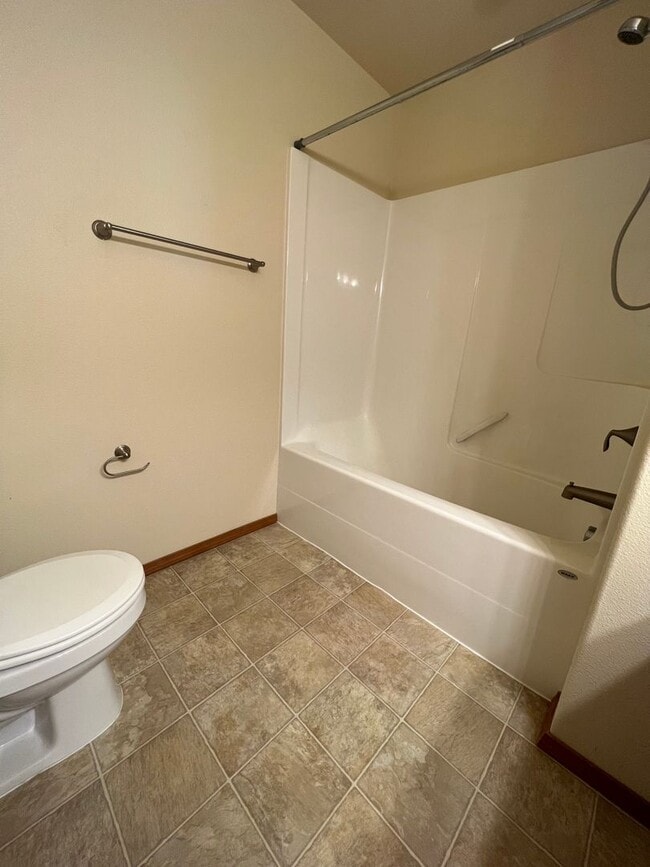 Building Photo - 417 SW Pemberly Loop