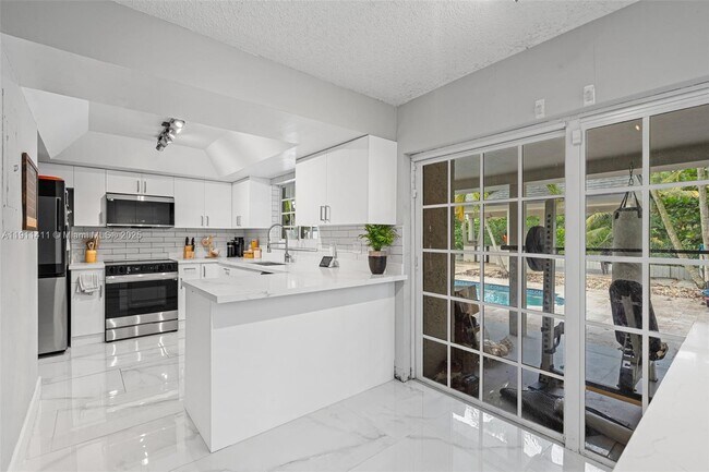 Building Photo - 8351 SW 39th Ct