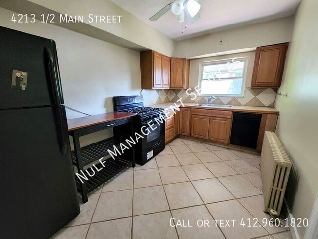 Building Photo - 4213 1/2 Main Street-