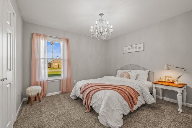 Building Photo - Stunning 4 bedroom with two bonus spaces, ...