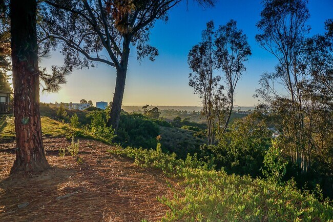 Building Photo - AVAILABLE NOW! STUNNING 3BD/2.5BA TOWNHOUS...