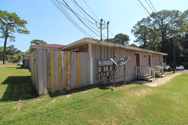 Building Photo - 2-Bedroom Apt. with Walk-In Closet & Private Deck
