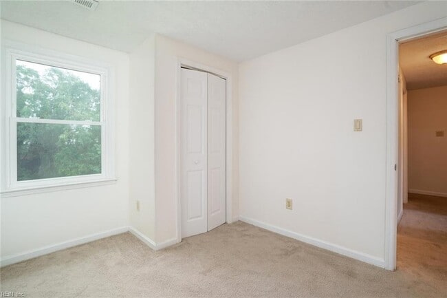 Building Photo - 327 Settlers Landing Rd