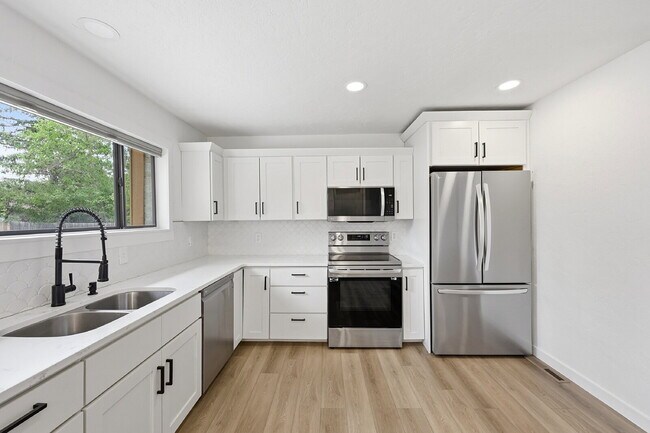 Building Photo - $2,595.95 - 3 Bed/2 Bath Home in Colorado Springs with Large backyard.