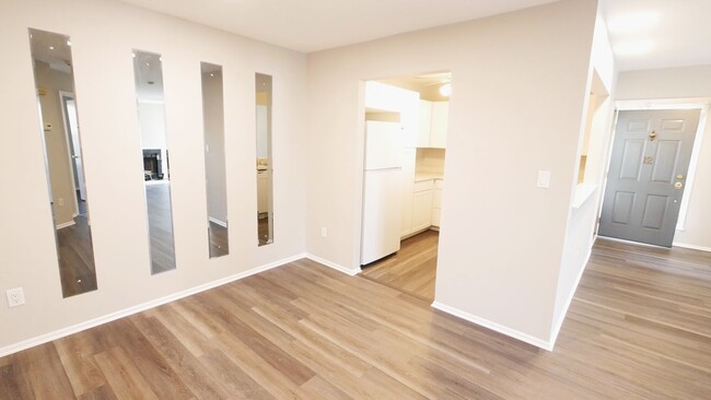 Building Photo - 3rd Floor Condo with 2 BR and 2 Full Baths...