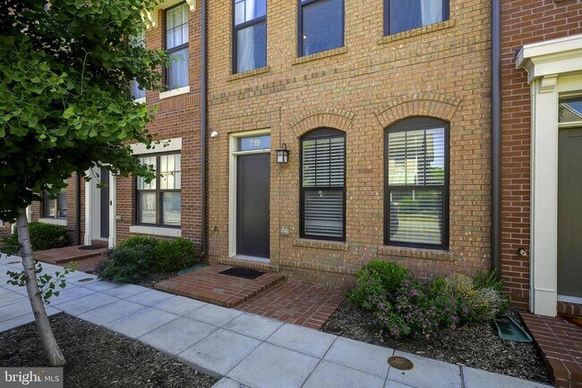 Building Photo - 719 Parkside Pl NE