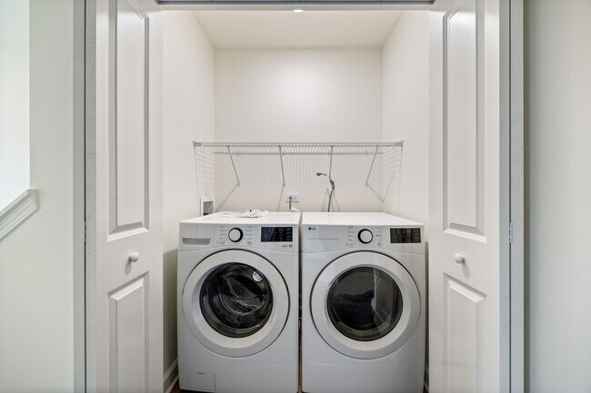 Building Photo - 2463 Bella Dr