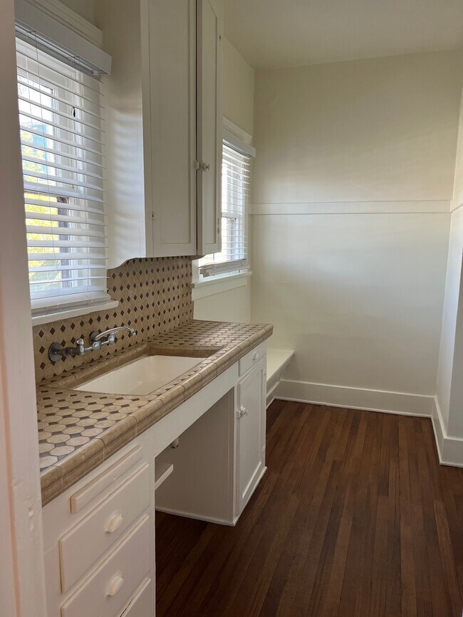 Kitchen 1 - 1441 Edgecliffe Dr