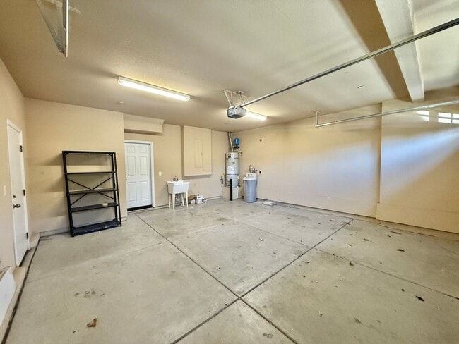 Building Photo - Charming 4 Bedroom Home in Springlake