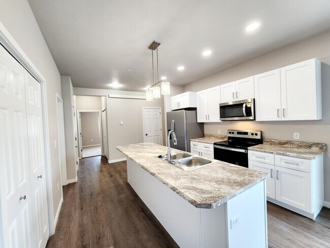 Building Photo - 2634 Hennessy Dr