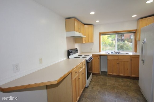 Building Photo - 2 br, 1 bath House - 265 West 6th ST