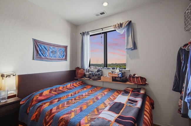 Building Photo - 3 Bedroom Condo in Watsonville!