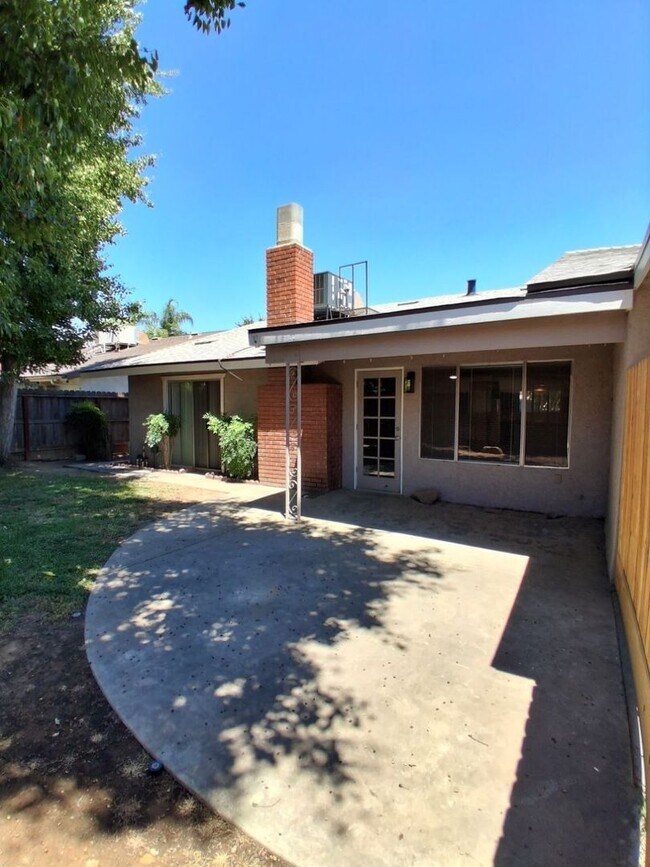 Building Photo - 6061 N Bungalow Ln