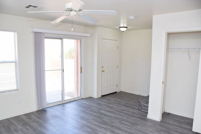 Building Photo - NE GATED COMMUNITY WITH POOL