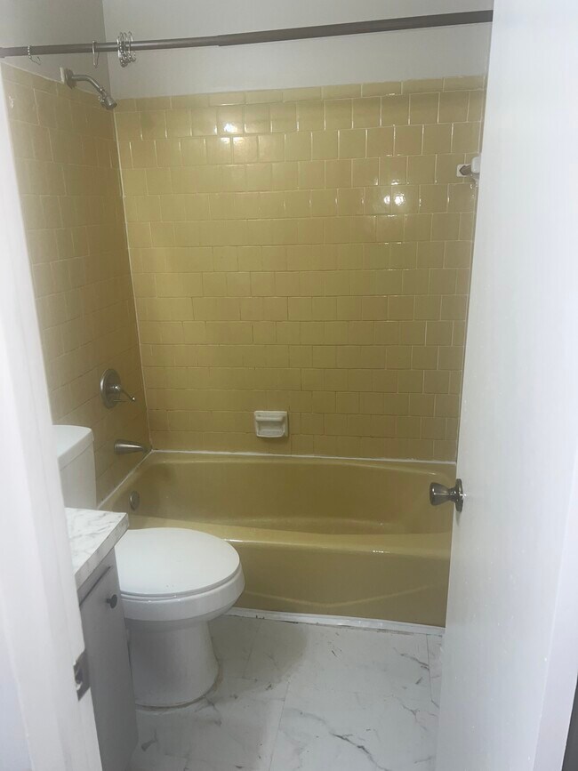 Full Bathroom - 2813 31st Ave N