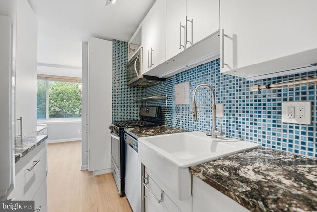 Building Photo - 1210 N Taft St