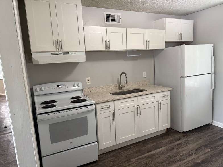 Kitchen - 1724 Pepper Dr