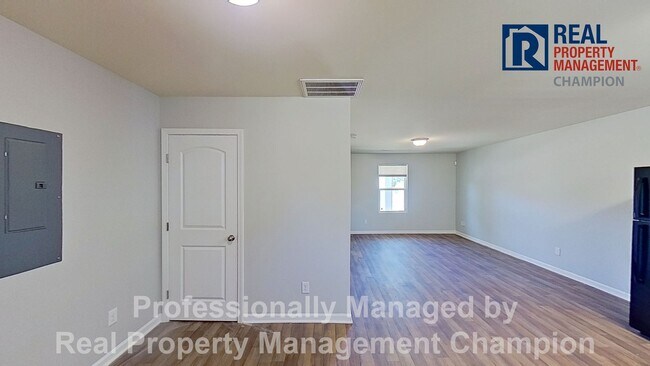 Building Photo - Adorable 3 BD 1.5 BA Home on Corner Lot with Fenced Back Yard