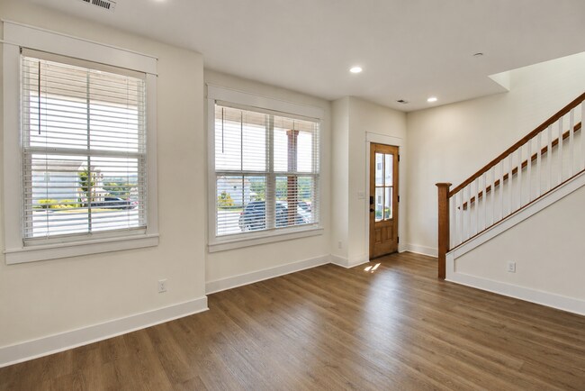 Building Photo - 1380 Belfair St
