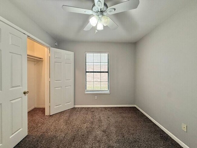 Building Photo - Tour Today! Stunning 3 Bedroom, 2 Bathroom Duplex in Tyler!