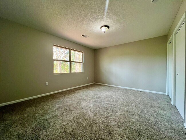 Building Photo - AVAILABLE NOW! (No Pets)