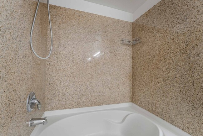 Building Photo - Beautiful Condo with Spacious Layout!