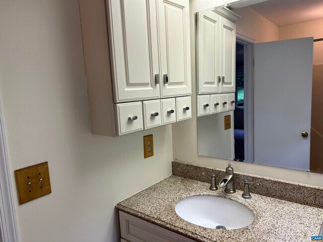 Building Photo - 14150 James River Rd