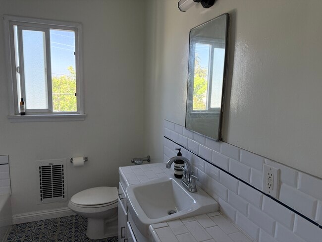 Building Photo - 408 N Doheny Dr