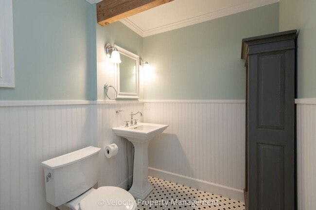 Building Photo - Charming Westside Cottage