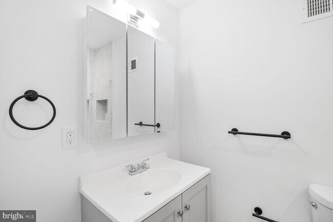 Building Photo - 530 Laurens St