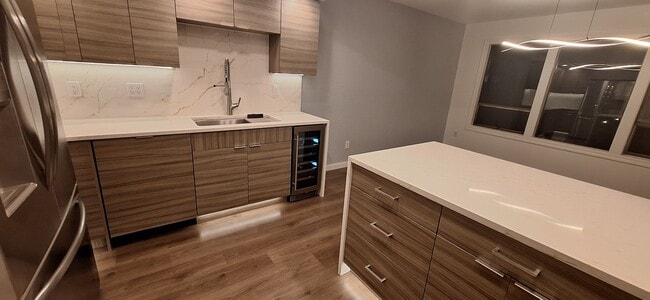 Building Photo - Luxurious 2-Bed, 2-Bath Condo with Spectacular Views and Designer Upgrades in Kirkland!!