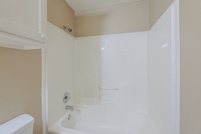 Building Photo - Don't miss this 2 Bedroom Duplex