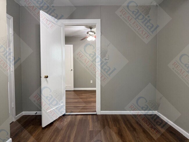 Building Photo - 4422 NE 16th Terrace