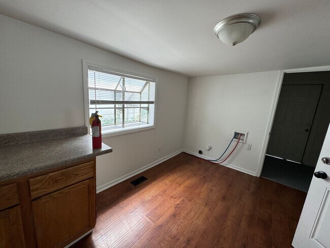 Building Photo - Near Westside 4 Bedroom 2 Bath