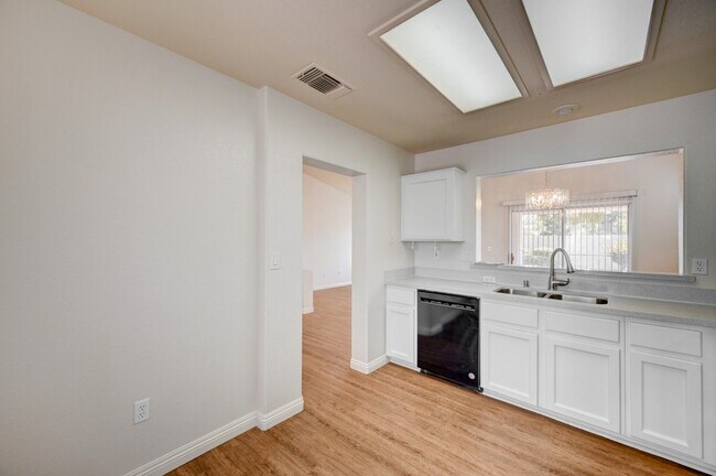 Building Photo - Charming 2 Bedroom, Single-Story Home in S...