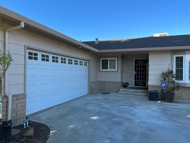 Building Photo - Immaculate 3 bedroom on a court!