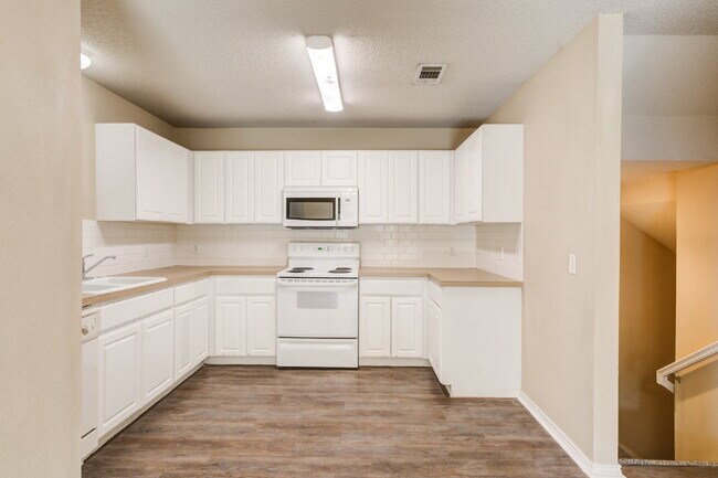 Building Photo - 3/2/2 plus a large basement on a Cul-de-Sac!