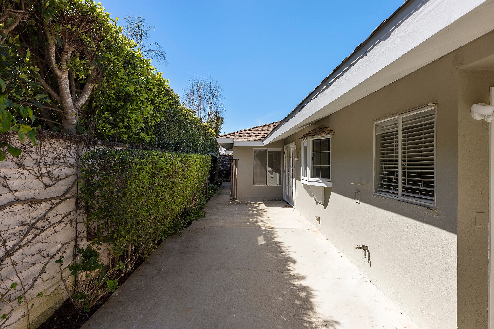 Building Photo - 1901 Altura Dr