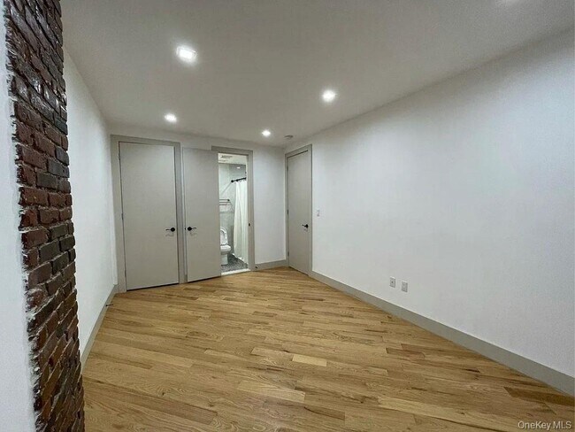 Building Photo - 282 E 38th St