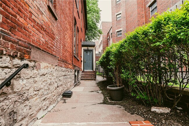Building Photo - 136 Gibbs St