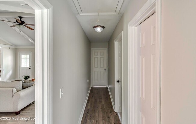 Building Photo - 9 Treeway Dr