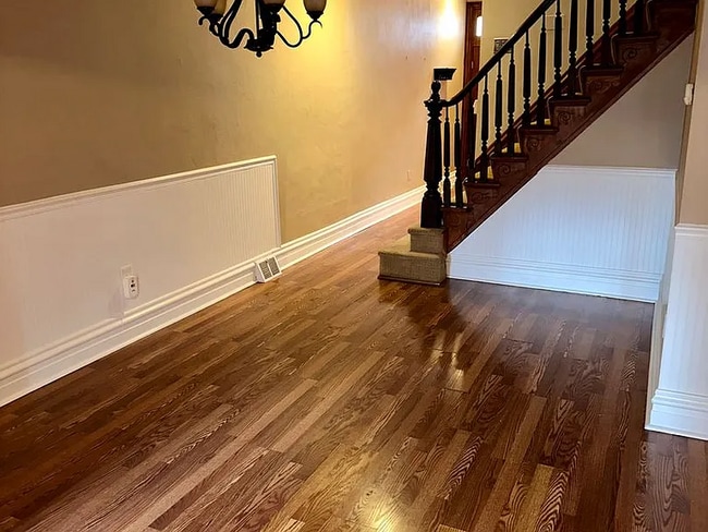 Building Photo - Beautiful single family home on a quiet dead end street in South Side